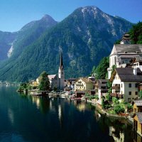Hallstatt met bergen op achtergrond
